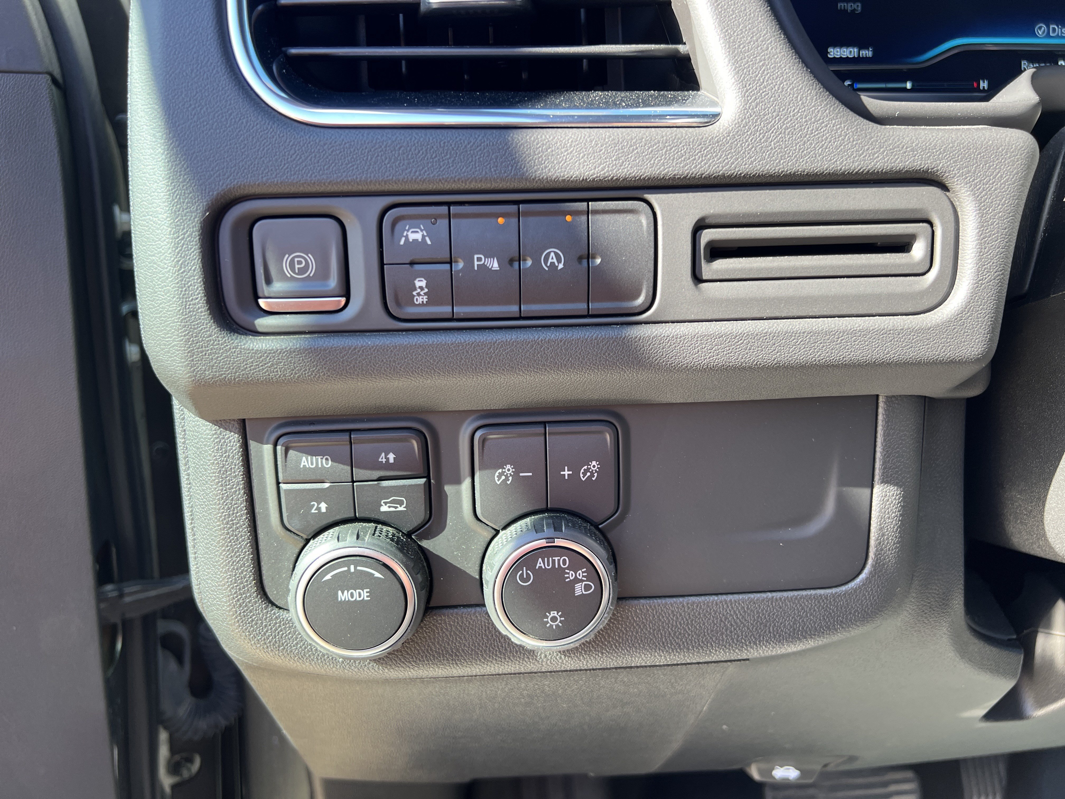 Used 2023 Chevrolet Suburban RST AWD/4WD image 18