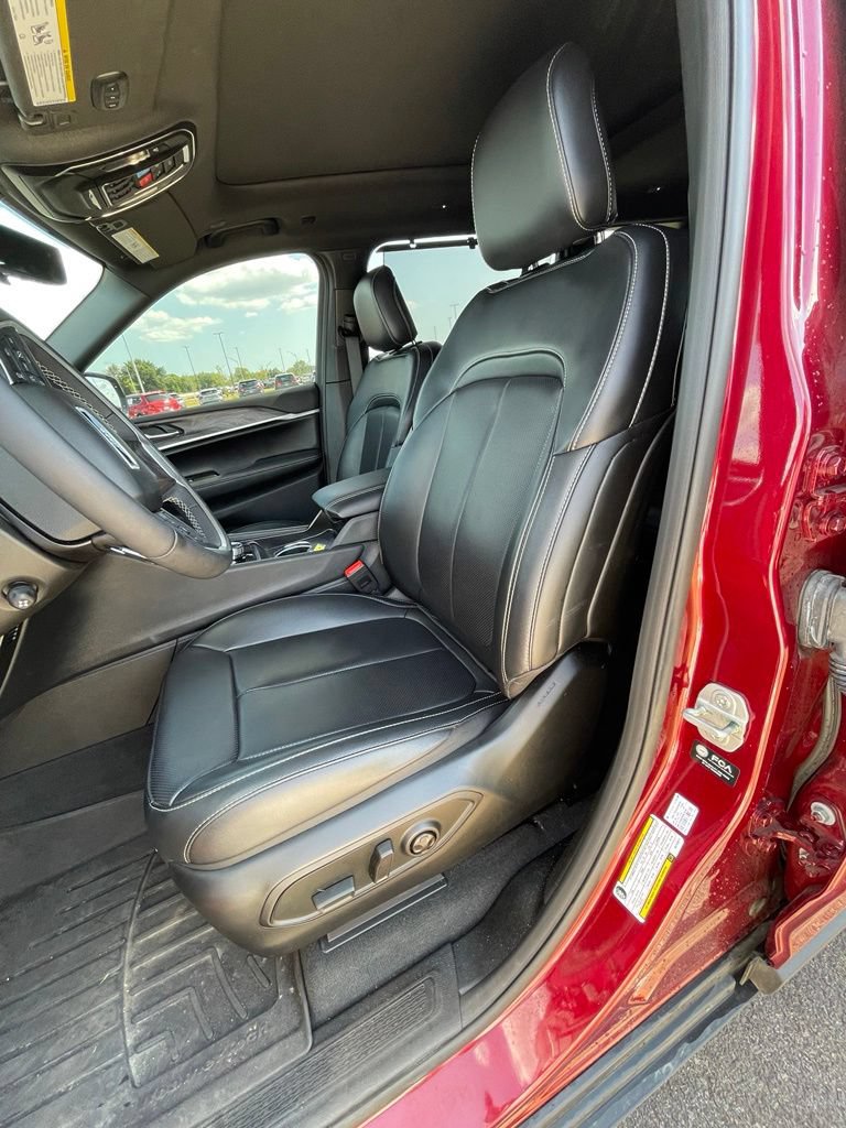 Used 2025 Jeep Grand Cherokee L Limited w/ Luxury Tech Group II AWD/4WD image 10