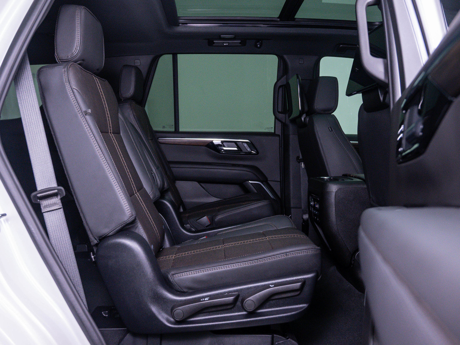 Used 2025 Chevrolet Tahoe High Country AWD/4WD image 13