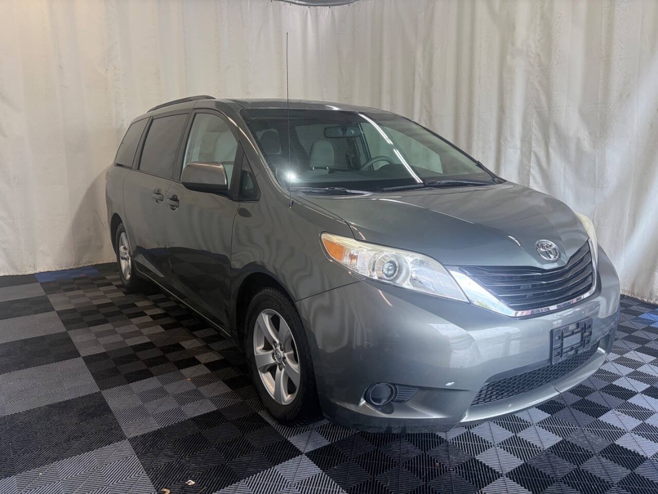 Used 2013 Toyota Sienna LE FWD image 3