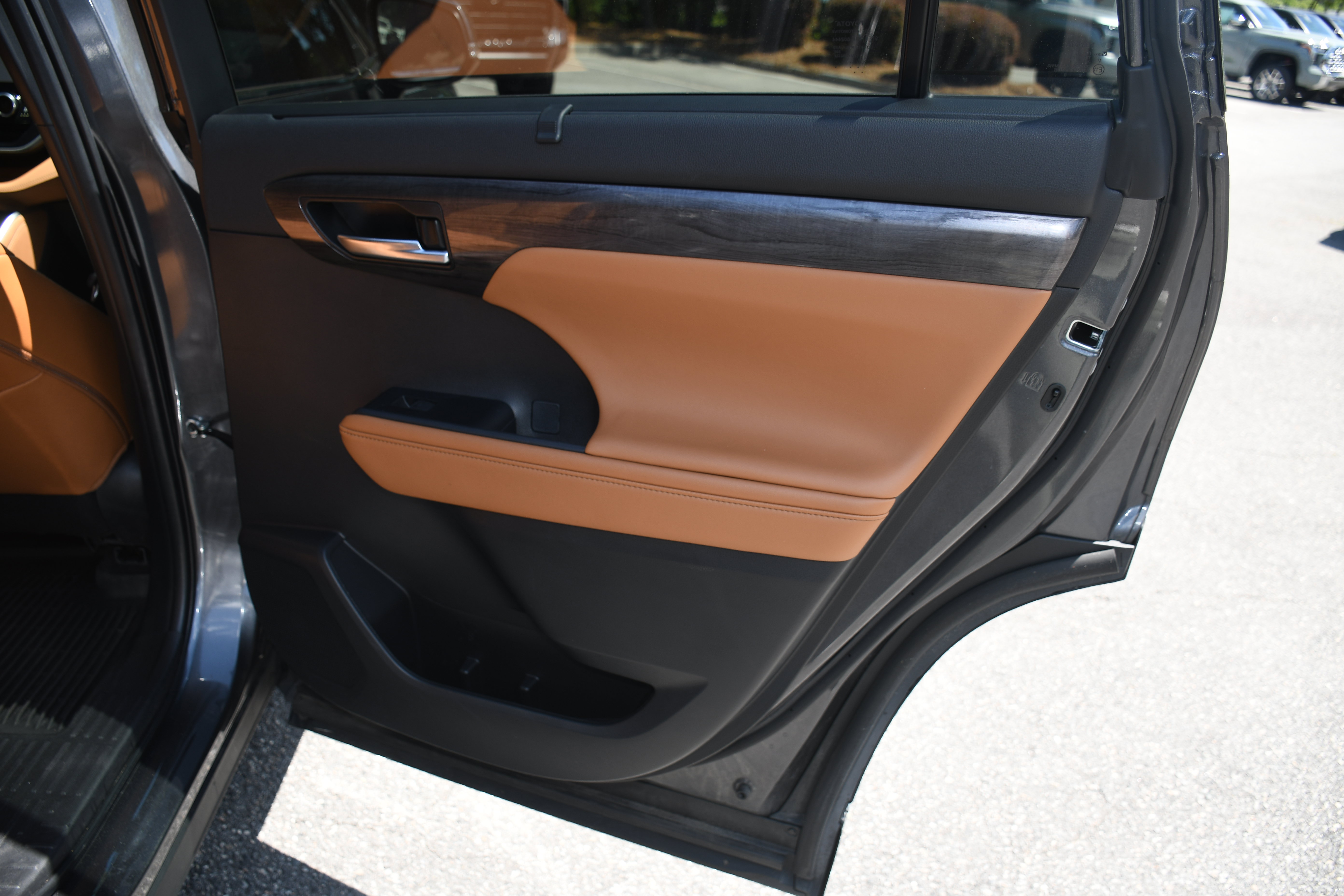 Certified 2024 Toyota Highlander Platinum FWD image 22