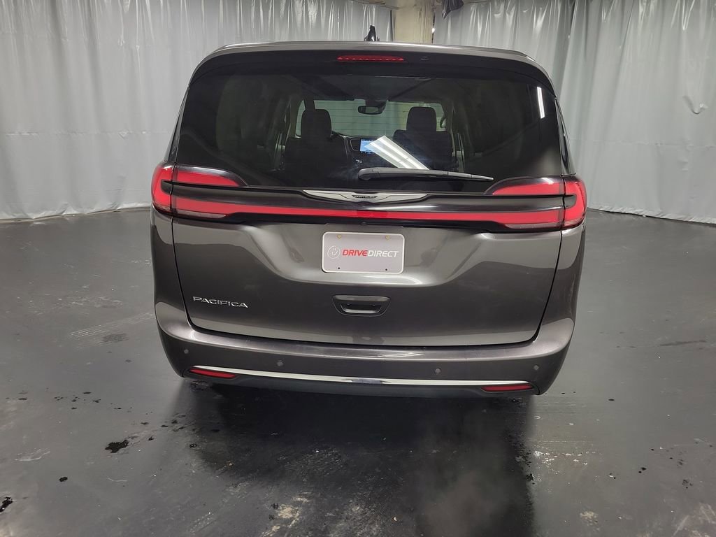 Used 2023 Chrysler Pacifica Touring-L image 7