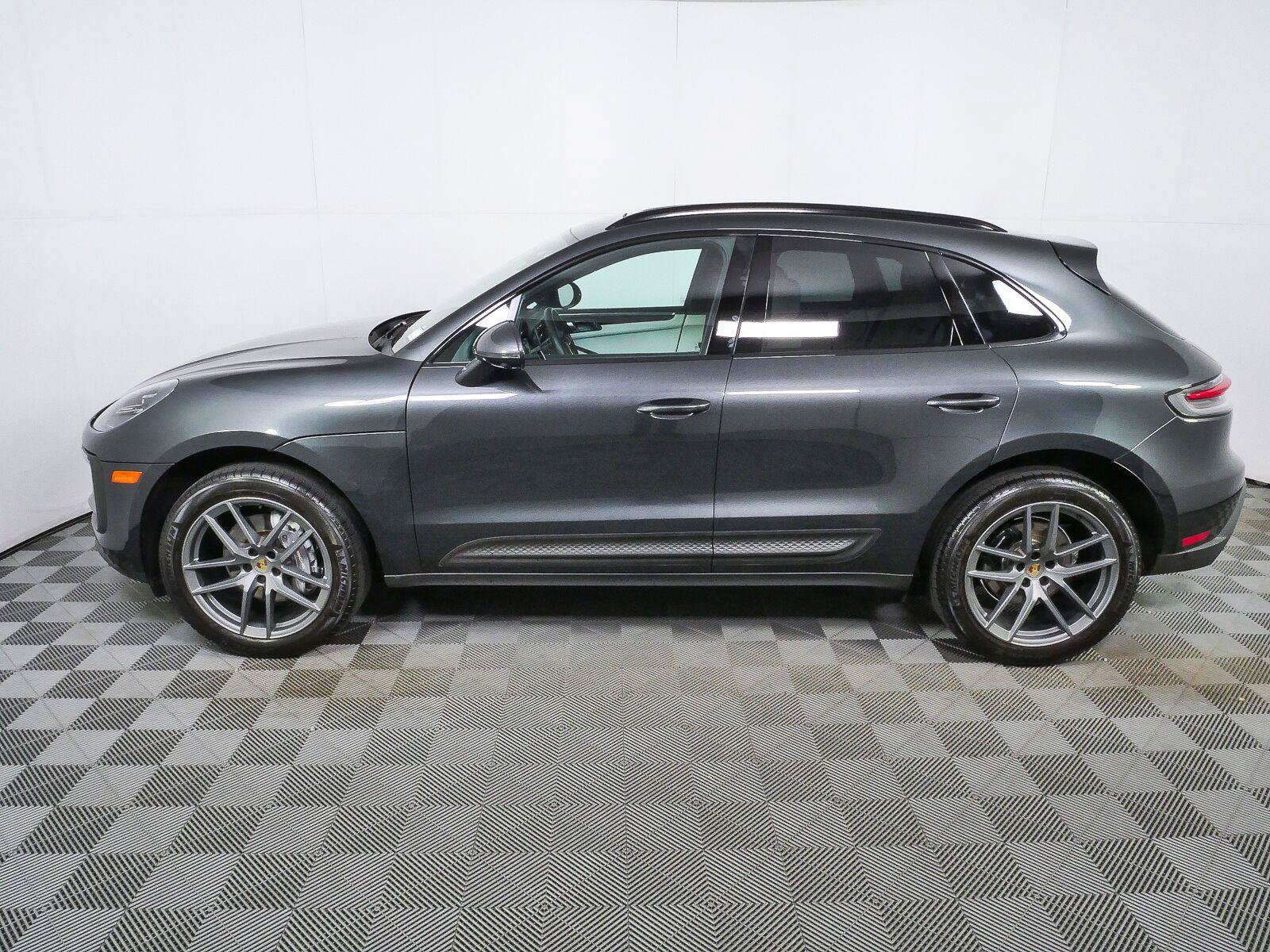 Certified 2024 Porsche Macan AWD/4WD image 2