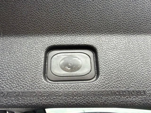 Used 2017 Ford Explorer XLT w/ Equipment Group 202A AWD/4WD image 9