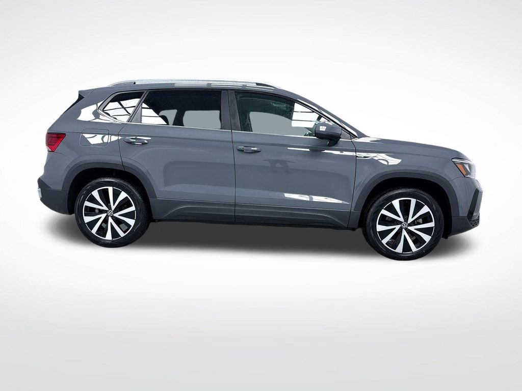 Used 2022 Volkswagen Taos SE w/ Driver Assistance Package AWD/4WD image 2