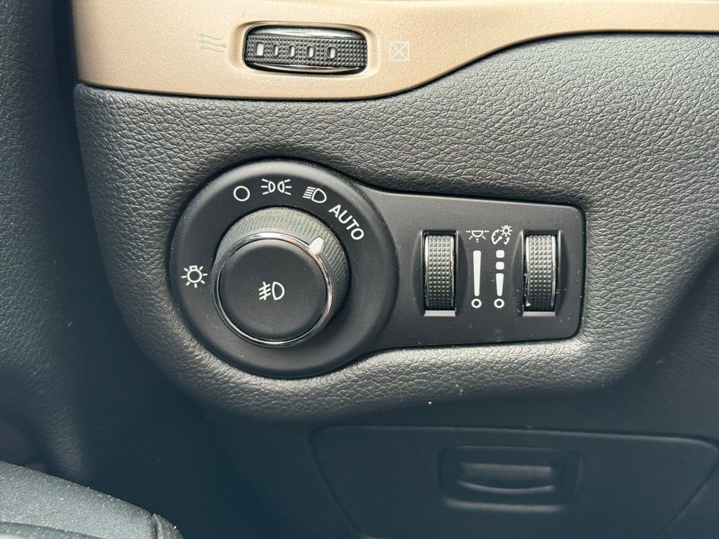 Used 2015 Jeep Cherokee Latitude w/ Cold Weather Group image 30