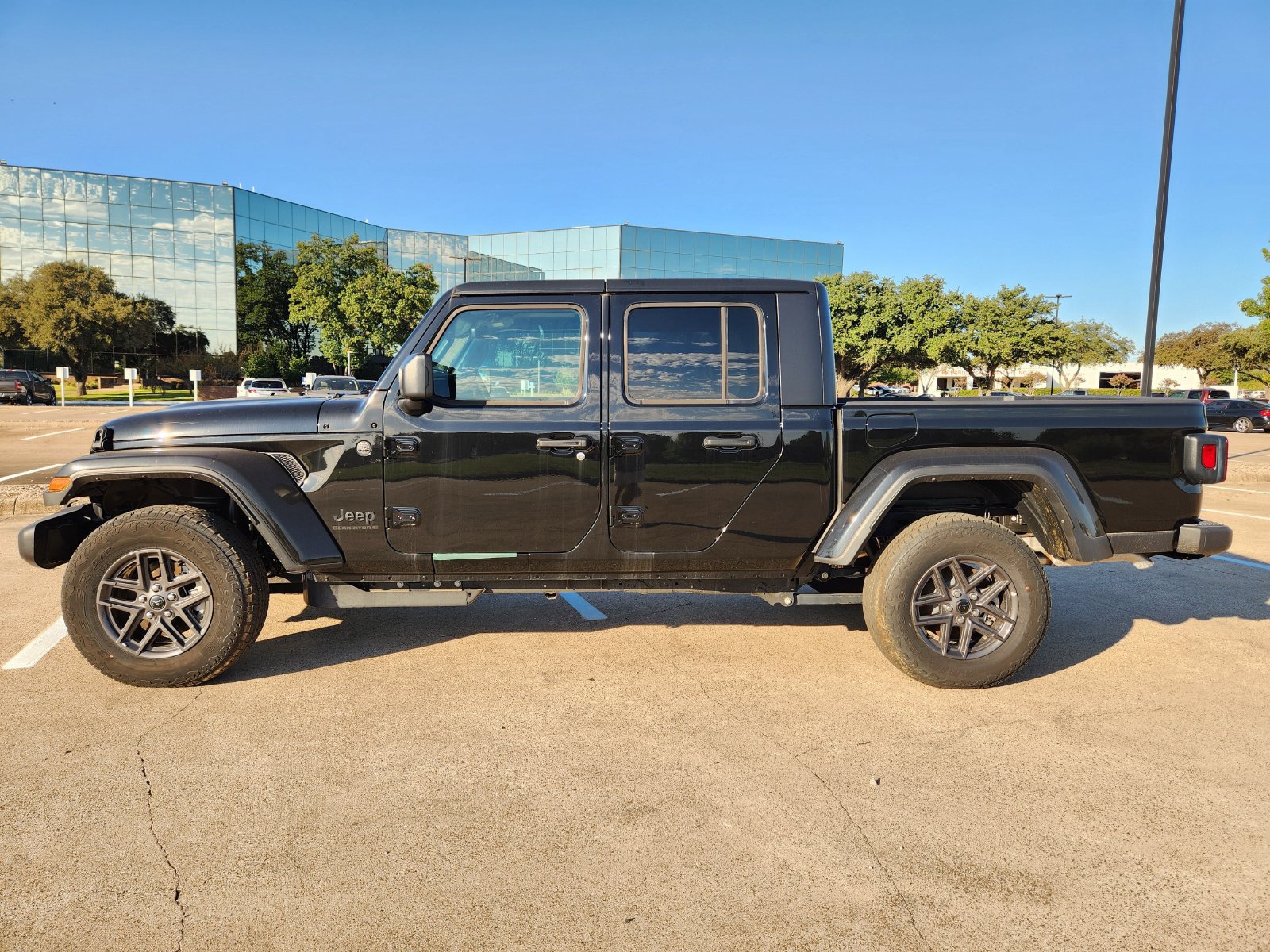 New 2026 Jeep Gladiator Sport AWD/4WD image 3