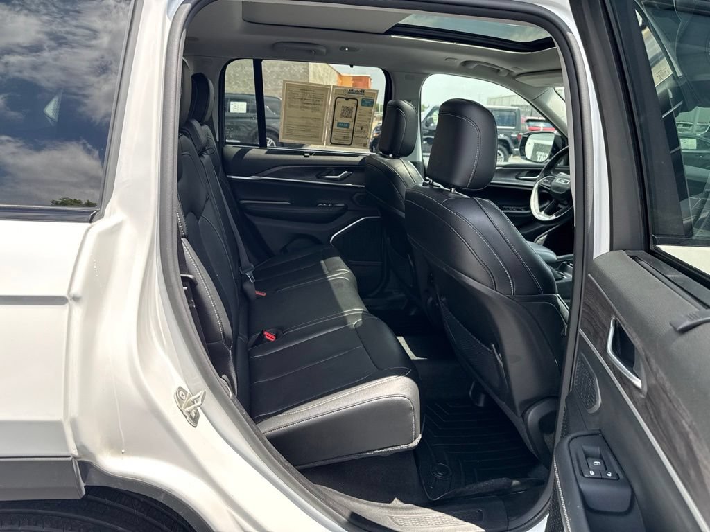 Used 2023 Jeep Grand Cherokee Limited w/ Luxury Tech Group II AWD/4WD image 40