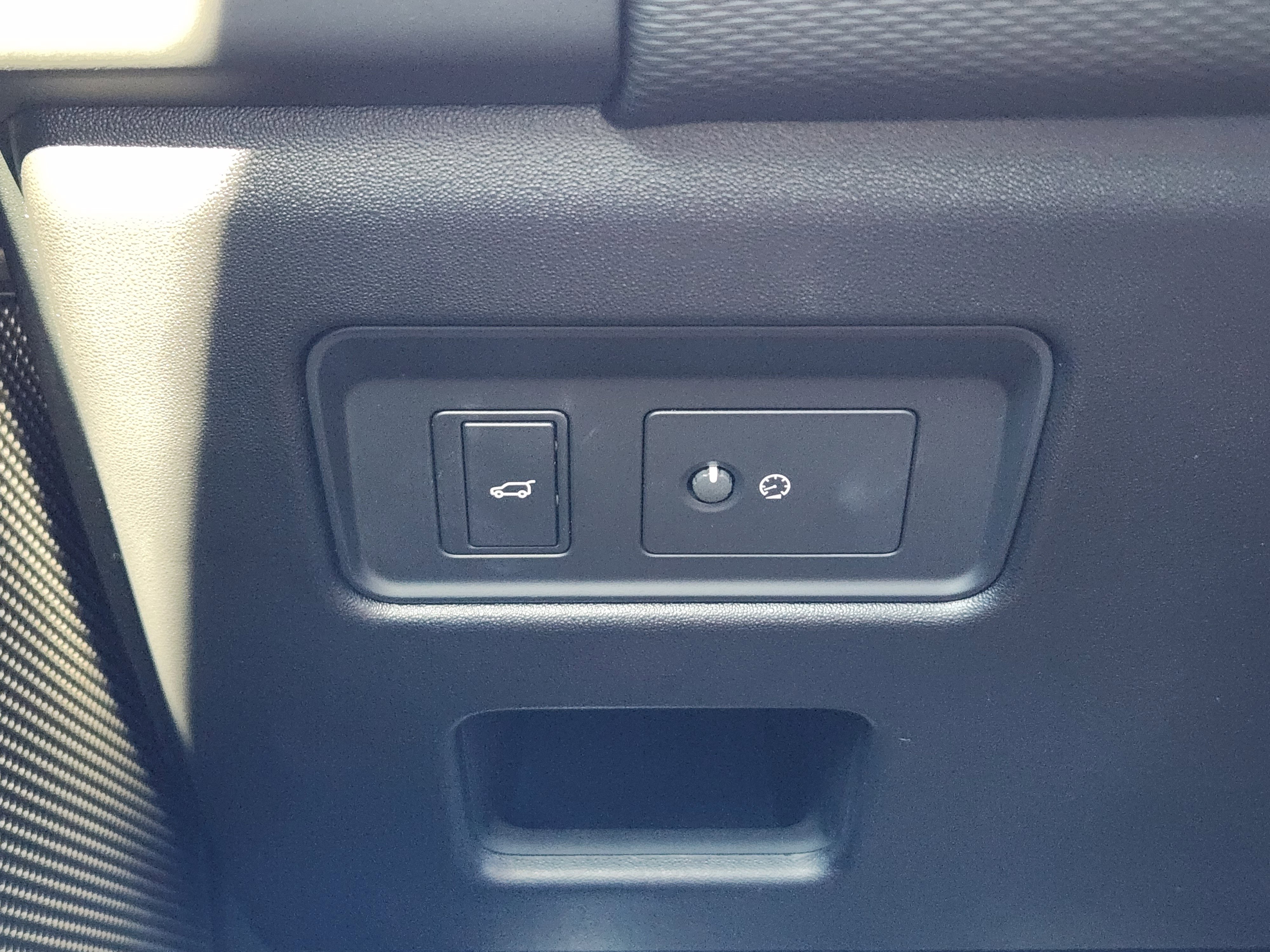 Certified 2024 Land Rover Discovery Dynamic SE image 24