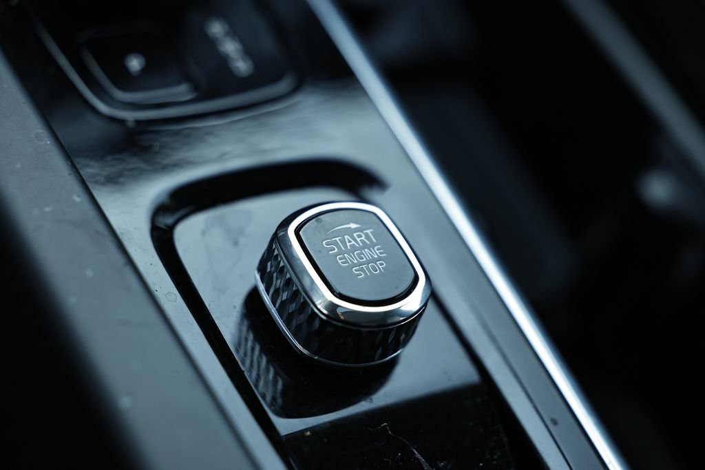 Used 2024 Volvo XC60 B5 Plus image 23