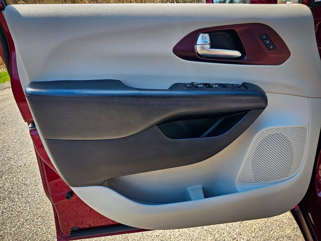 Used 2017 Chrysler Pacifica Limited w/ UConnect Theater Package image 9