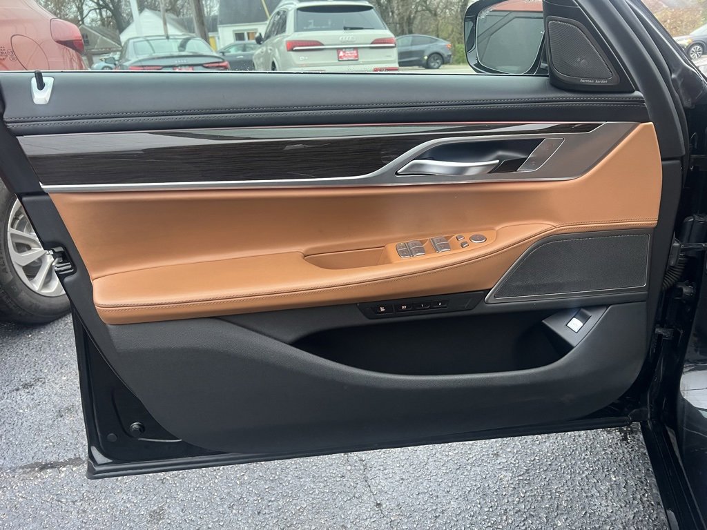 Used 2022 BMW 740i xDrive w/ Luxury Rear Seating Package image 11