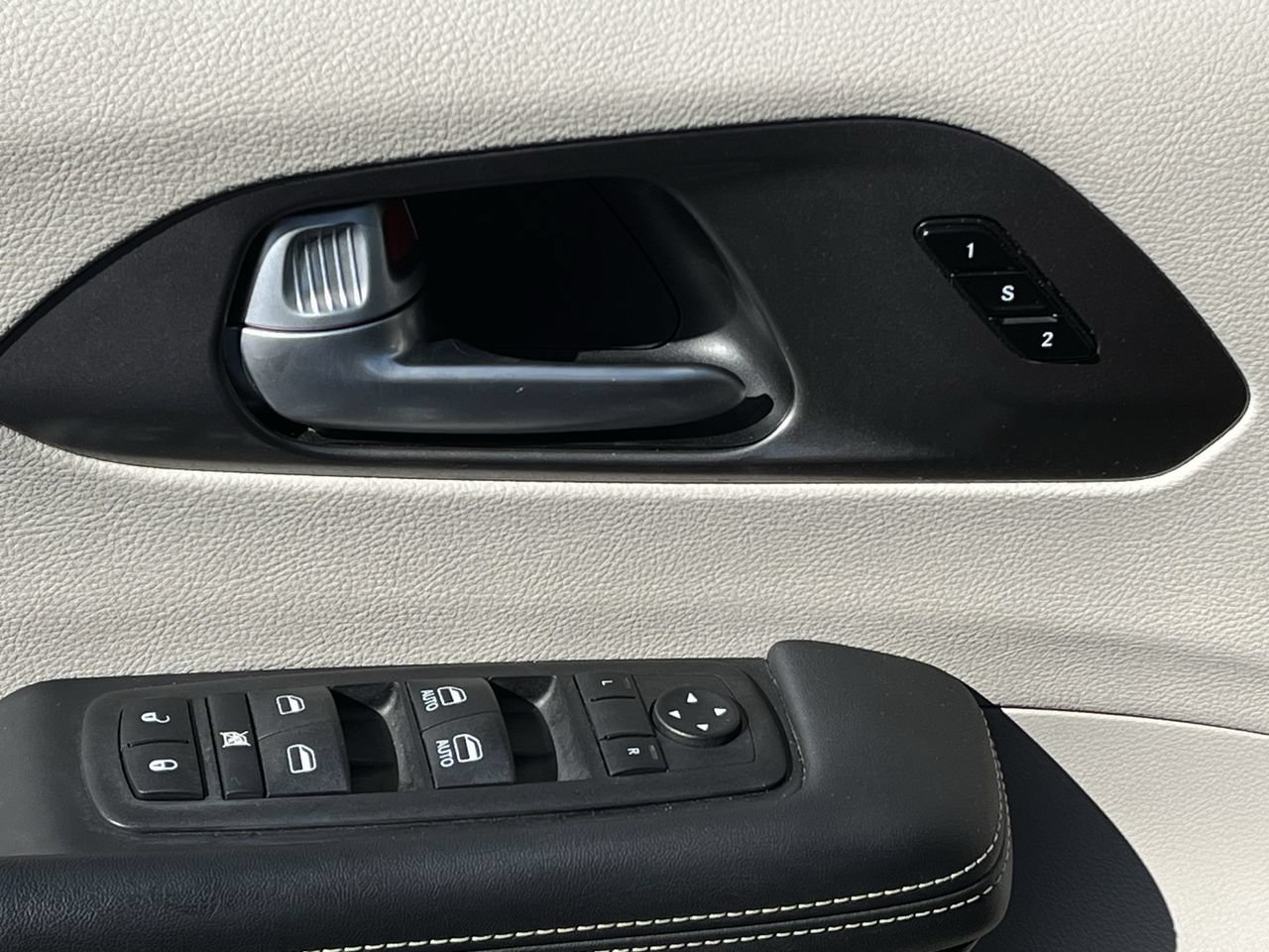 Used 2024 Chrysler Pacifica Touring-L FWD image 21