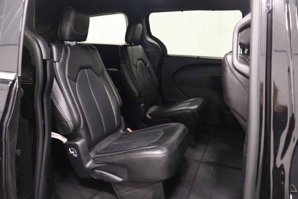 Used 2025 Chrysler Pacifica Select image 16
