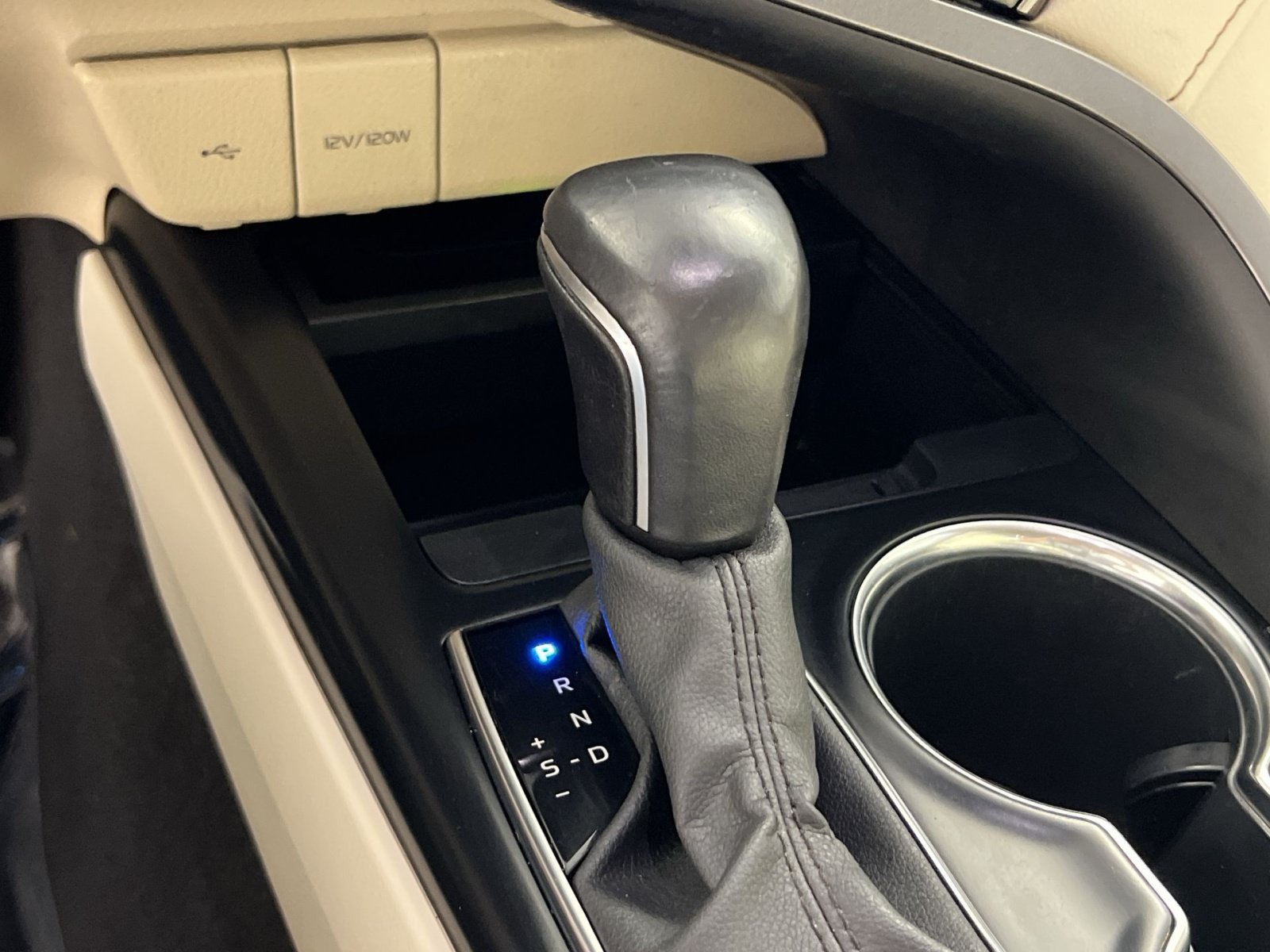 Used 2020 Toyota Camry XLE w/ Navigation Package FWD image 22