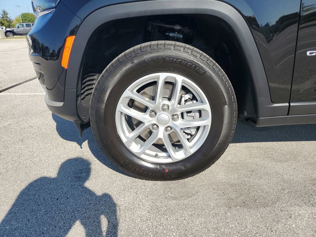 New 2025 Jeep Grand Cherokee L Laredo image 5