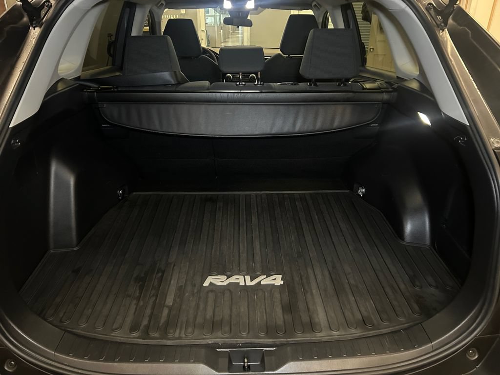 Used 2022 Toyota RAV4 LE AWD/4WD image 18