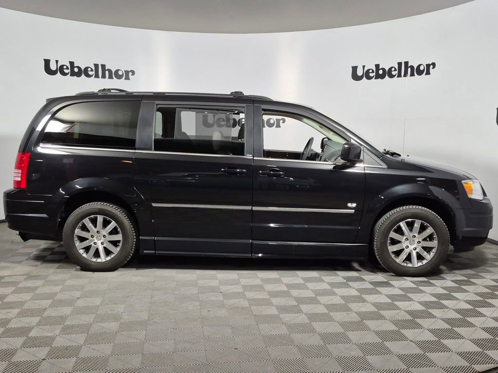 Used 2009 Chrysler Town & Country Touring FWD image 9