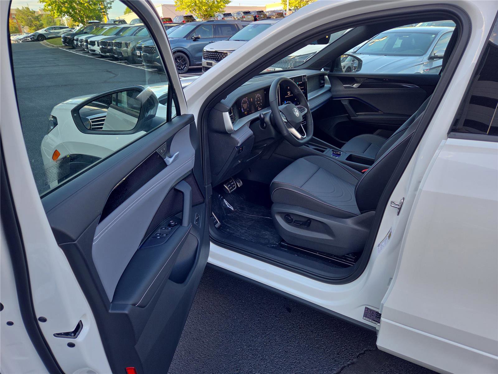 New 2025 Volkswagen Tiguan SE R-Line image 8