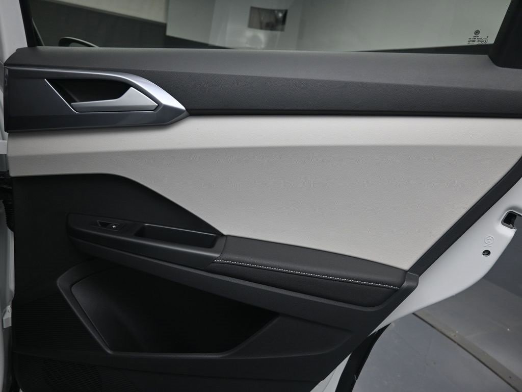 Used 2025 Volkswagen Taos SEL image 27