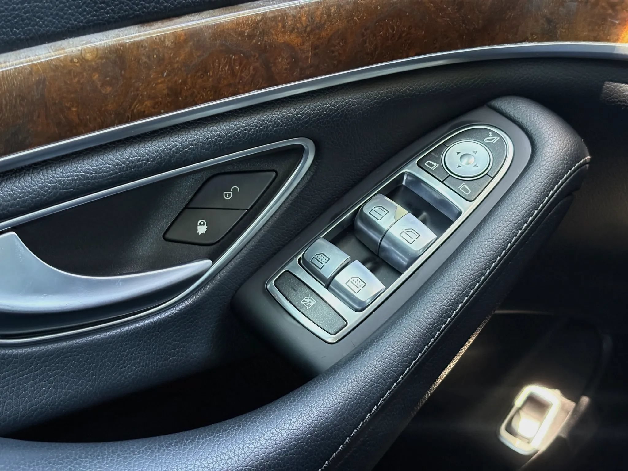 Used 2015 Mercedes-Benz S 550 4MATIC Sedan image 25