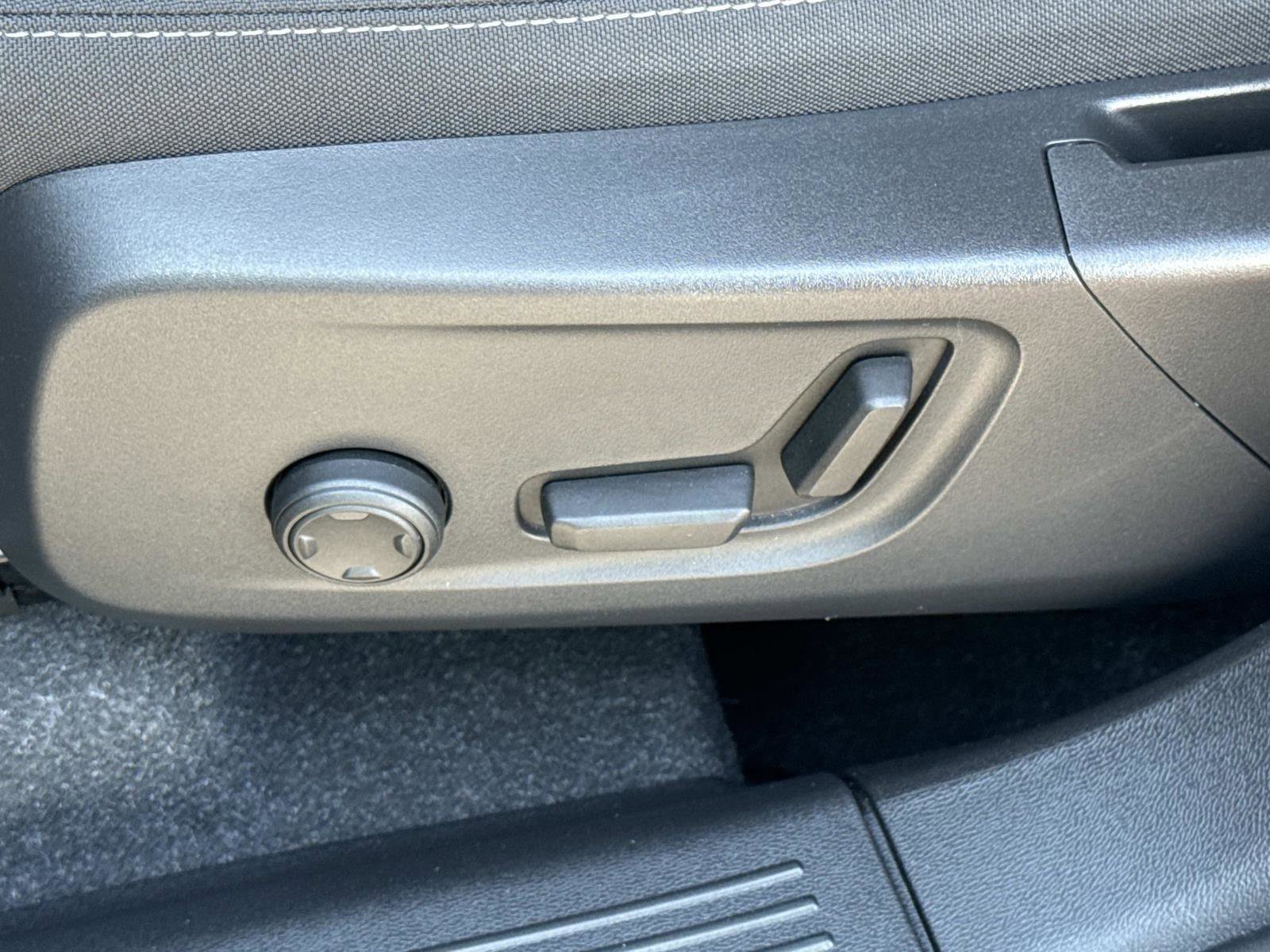 Used 2024 Volvo XC40 B5 Core image 16