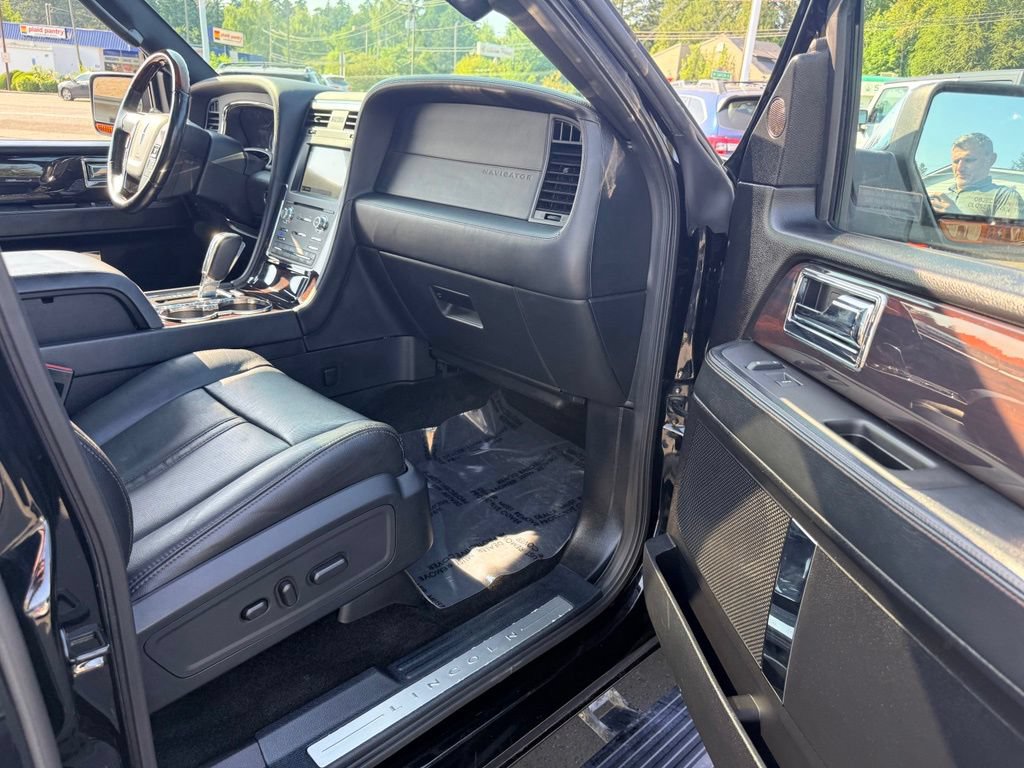 Used 2017 Lincoln Navigator Reserve AWD/4WD image 30