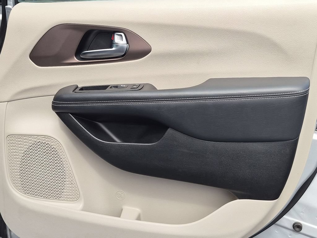 Used 2023 Chrysler Voyager LX FWD image 33