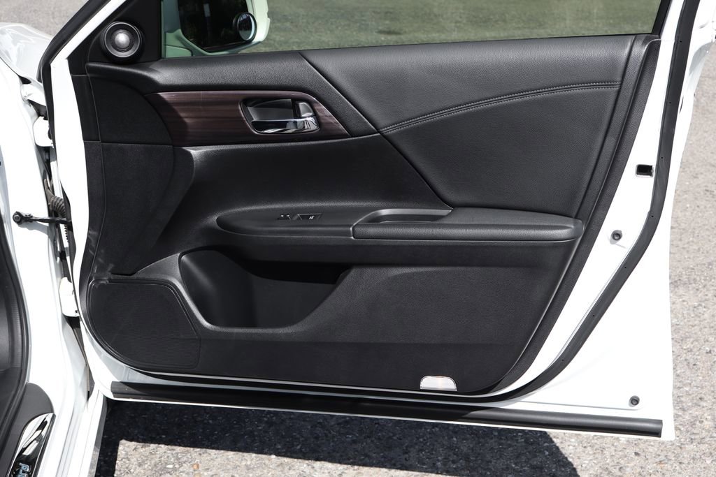 Used 2017 Honda Accord Touring image 43