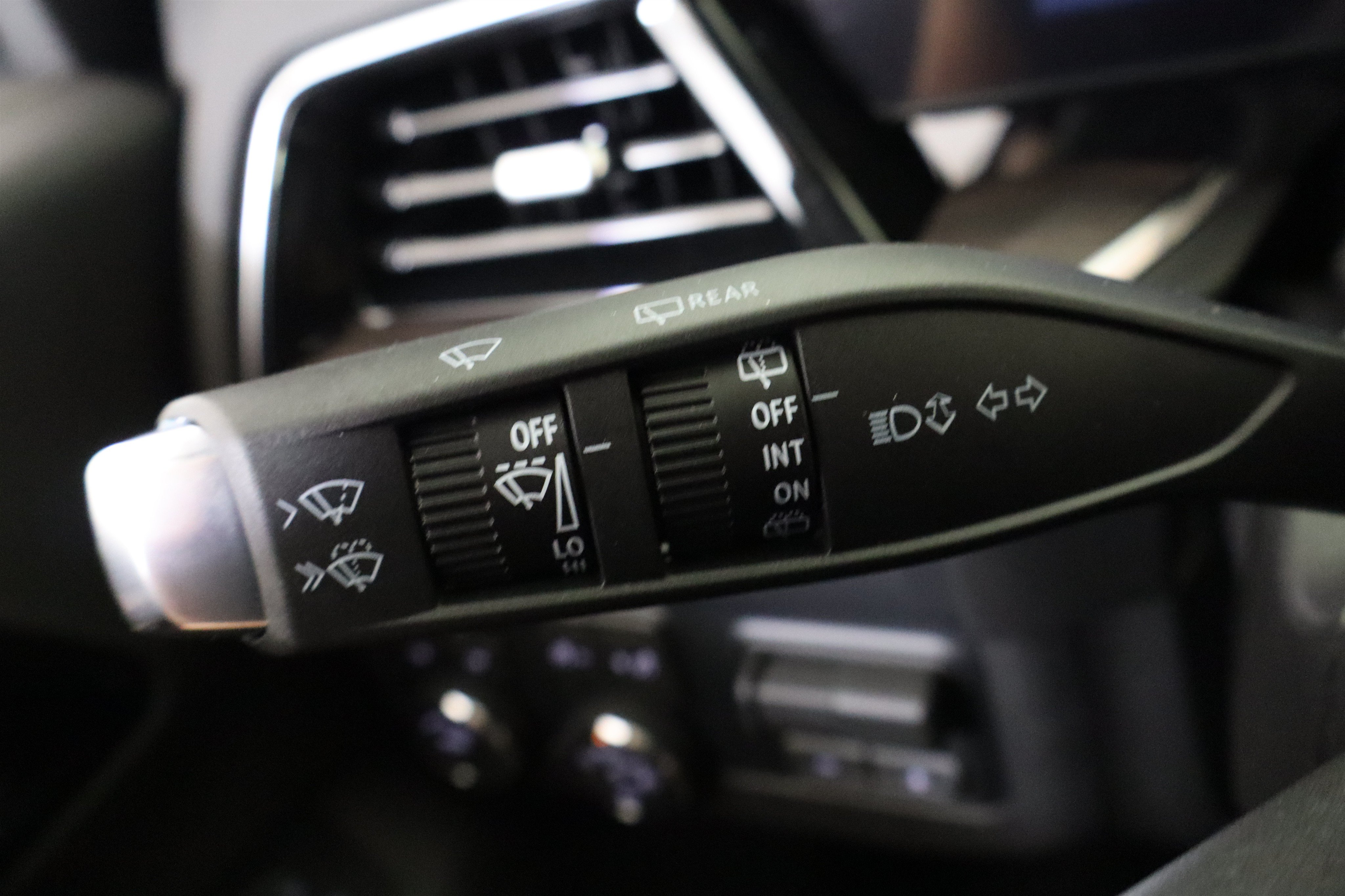 New 2026 Chevrolet Suburban Premier w/ Sun And Tow Package AWD/4WD image 32
