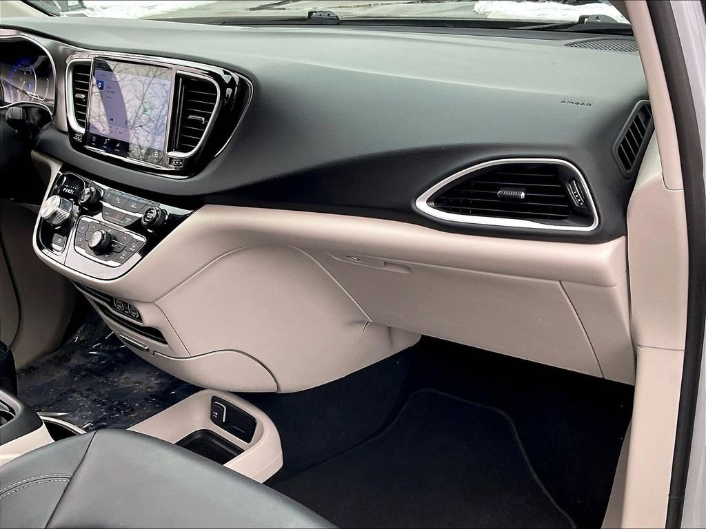 Used 2024 Chrysler Pacifica Touring-L image 12