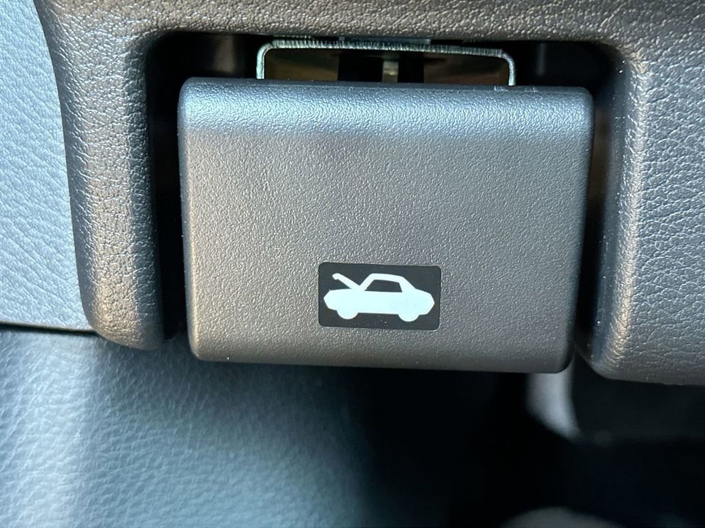 Used 2025 Nissan Kicks SR AWD/4WD image 20