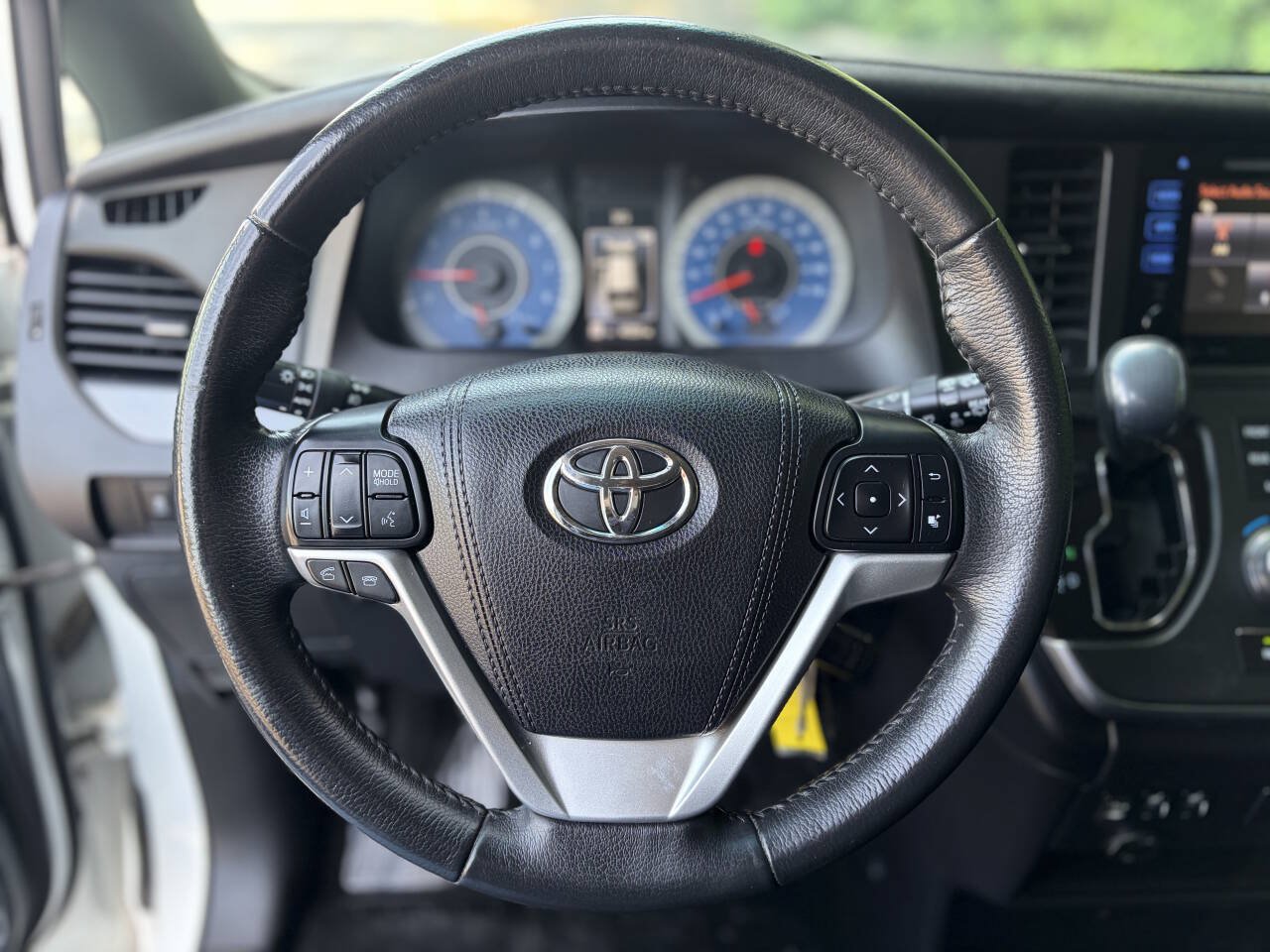 Used 2017 Toyota Sienna SE Premium FWD image 31
