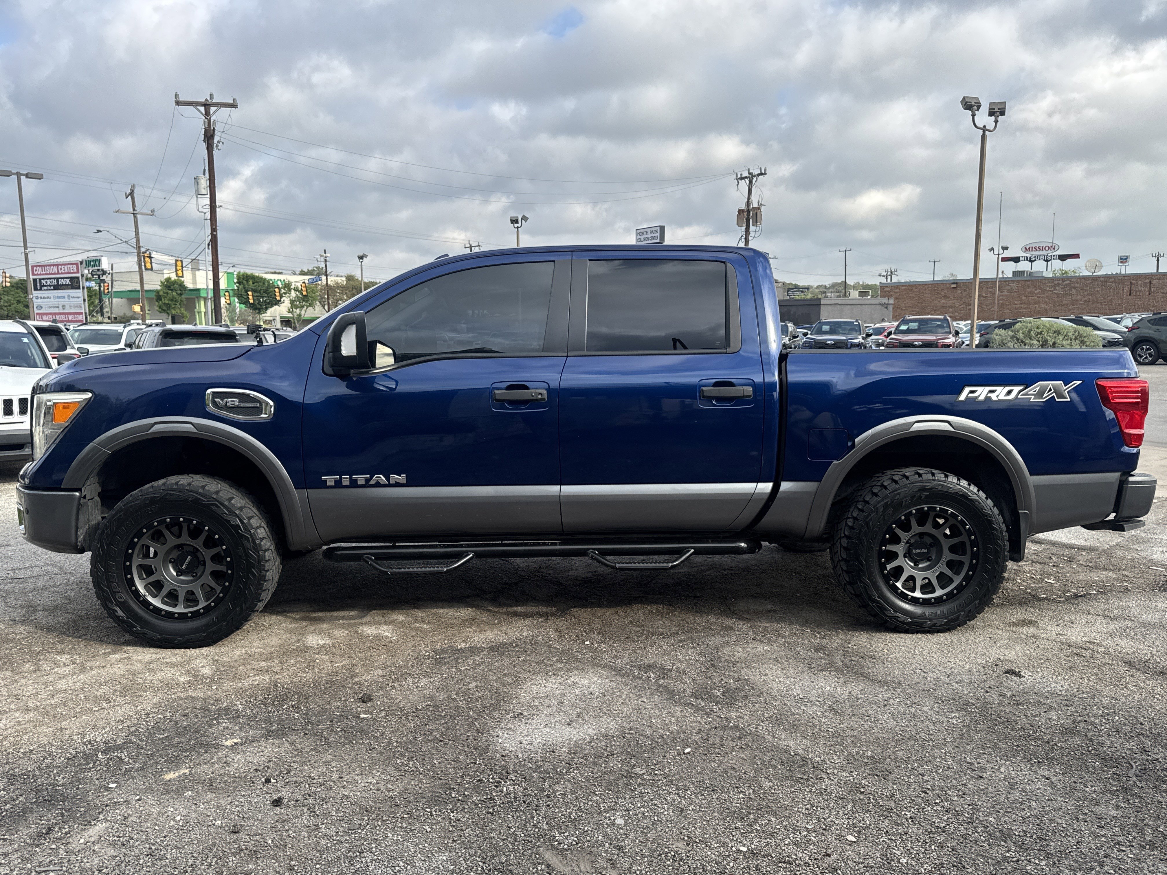 Used 2017 Nissan Titan PRO-4X w/ Pro-4x Convenience Package AWD/4WD image 6