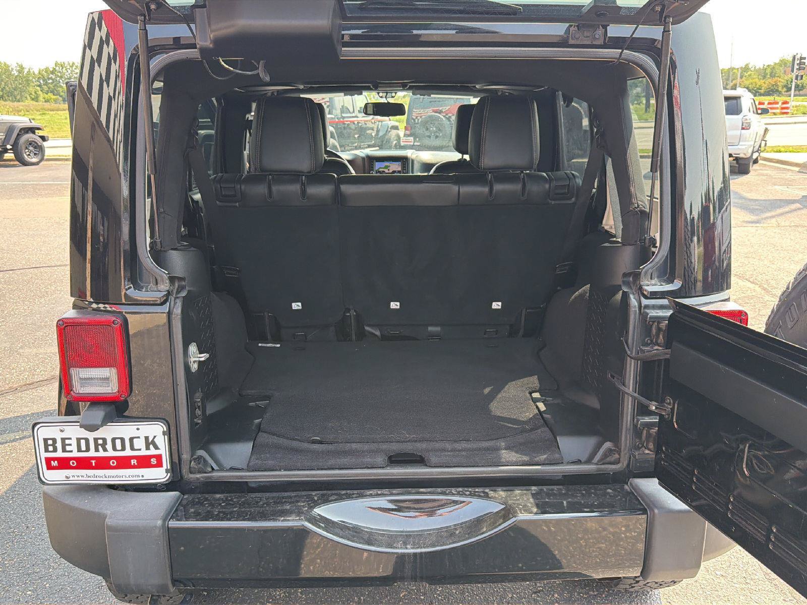 Used 2018 Jeep Wrangler Unlimited Sahara w/ Connectivity Group AWD/4WD image 20
