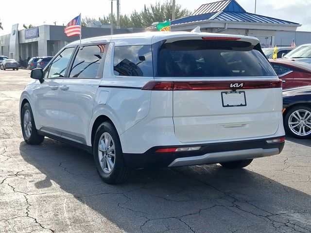 Used 2023 Kia Carnival LX image 3