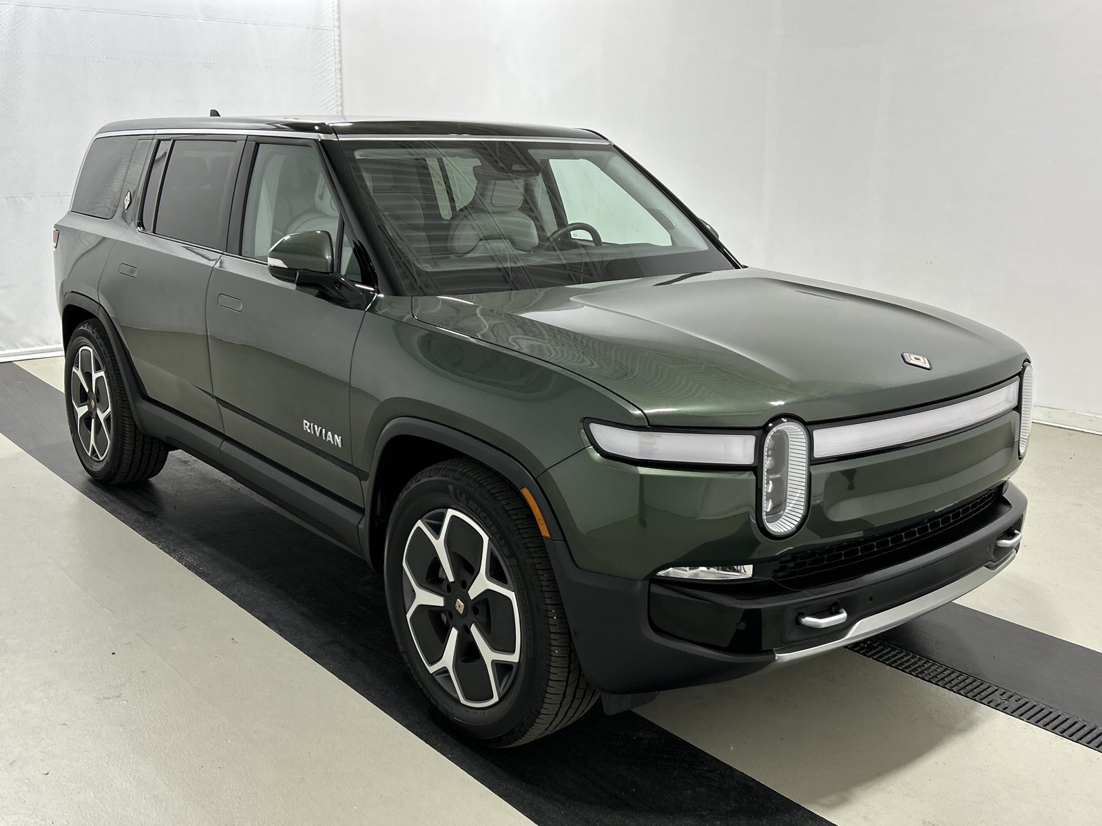 Used 2024 Rivian R1S Adventure AWD/4WD image 7