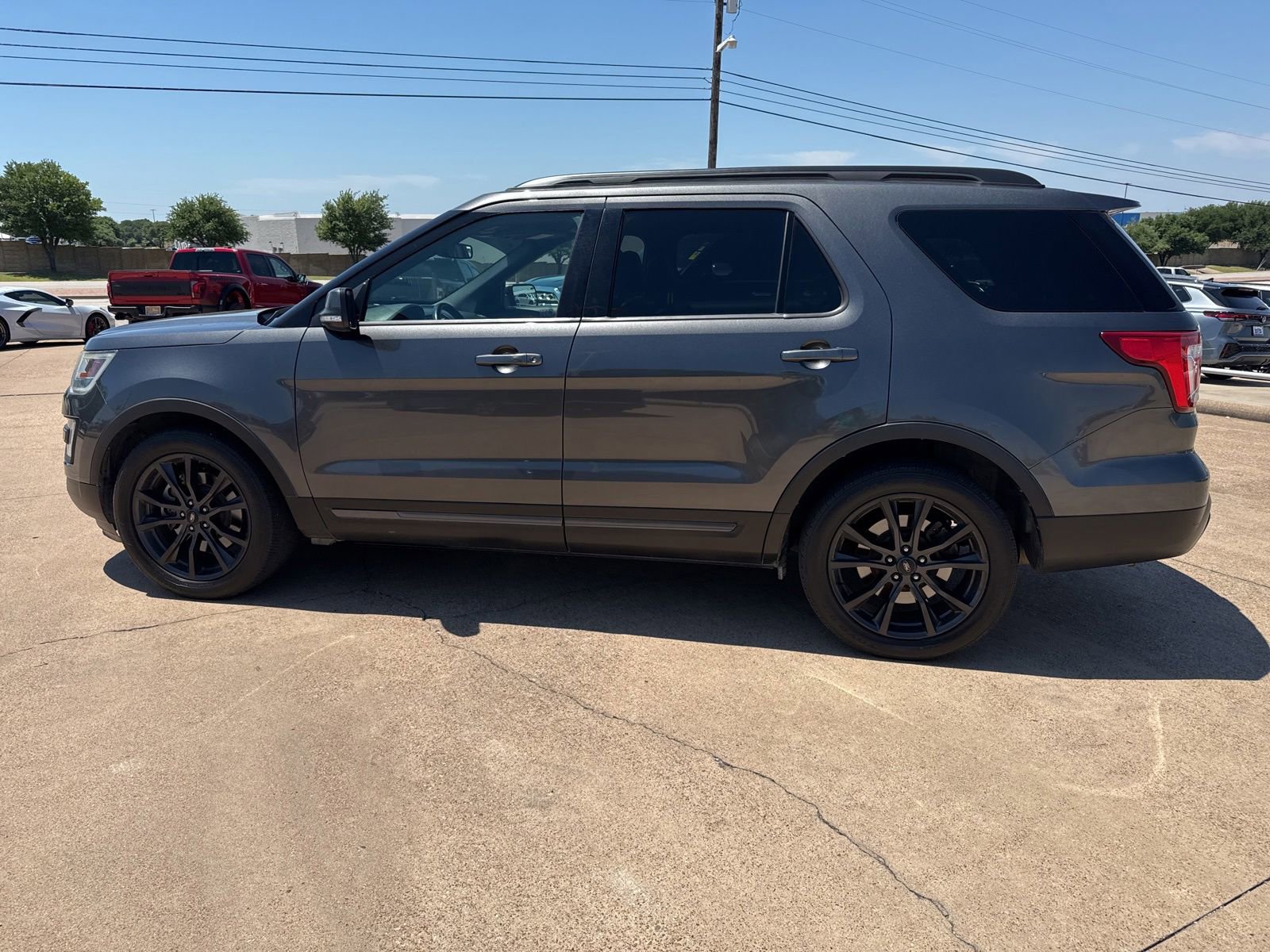Used 2017 Ford Explorer XLT w/ Equipment Group 202A FWD image 4