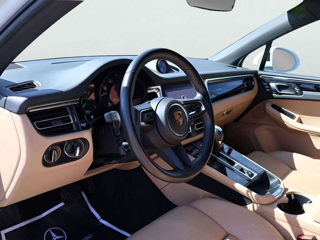 Certified 2023 Porsche Macan image 4