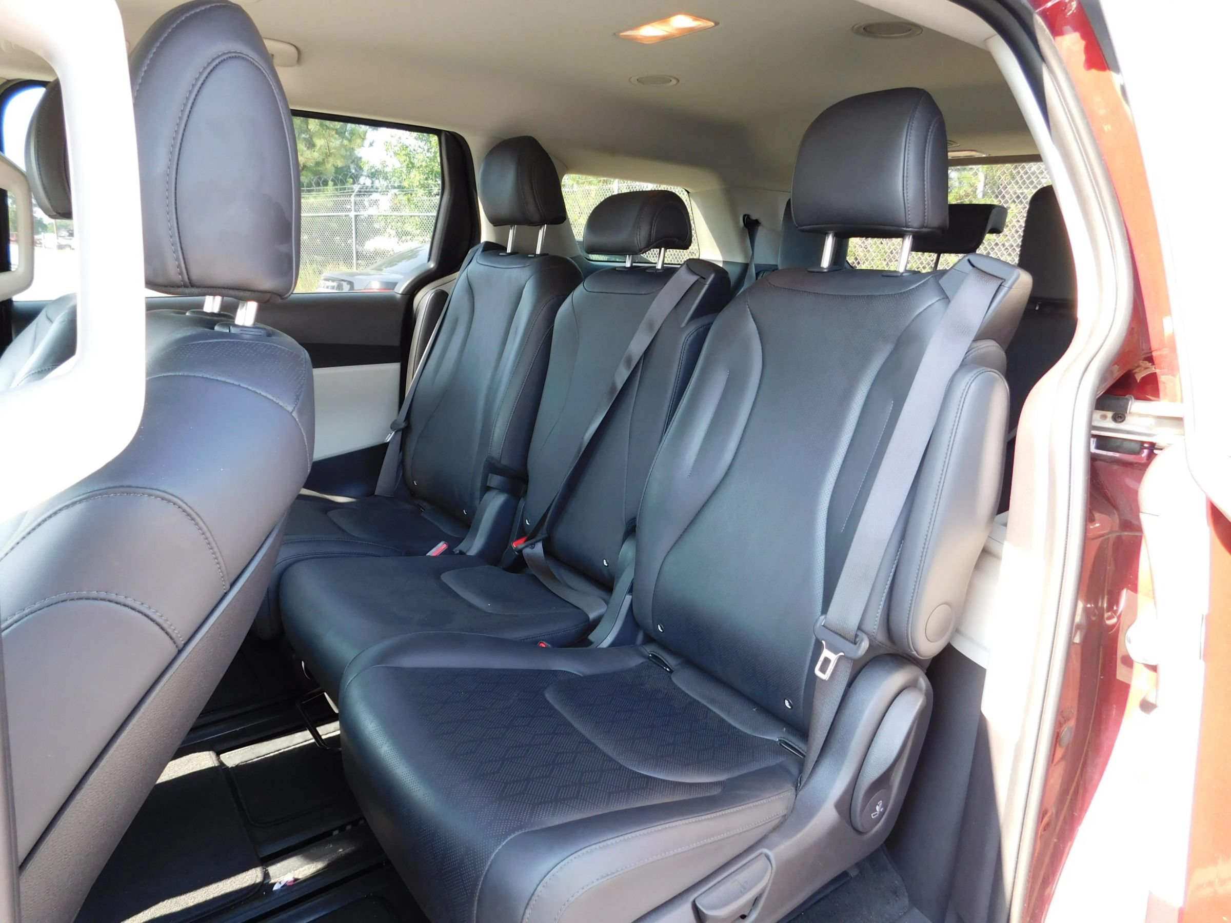 Used 2024 Kia Carnival LX FWD image 10