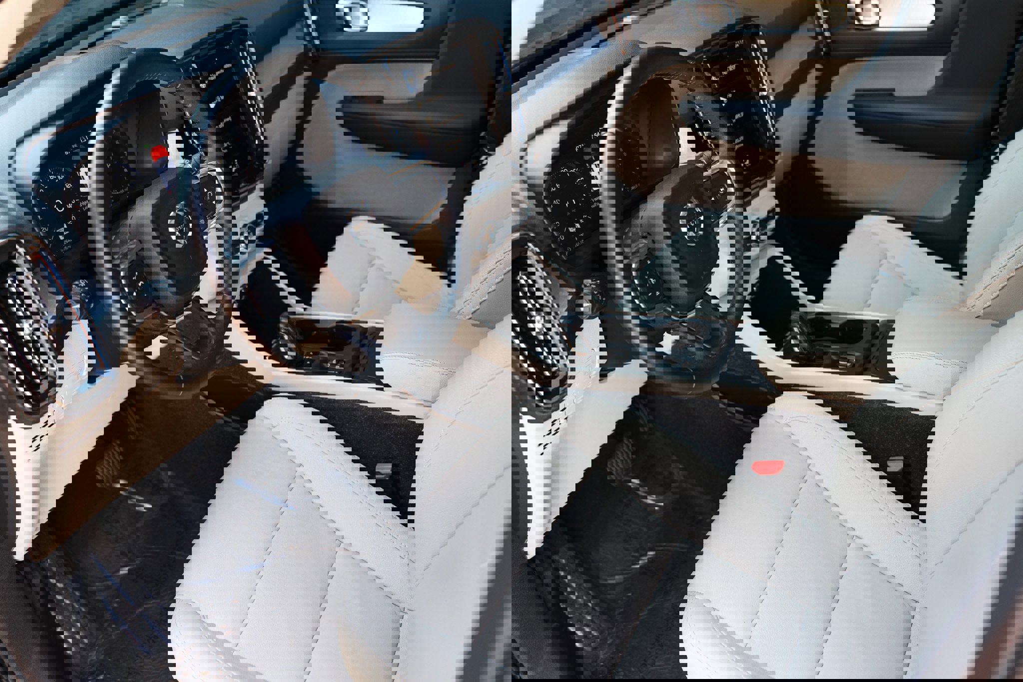 Used 2021 Volvo XC40 T4 Momentum w/ Protection Package Premier image 6