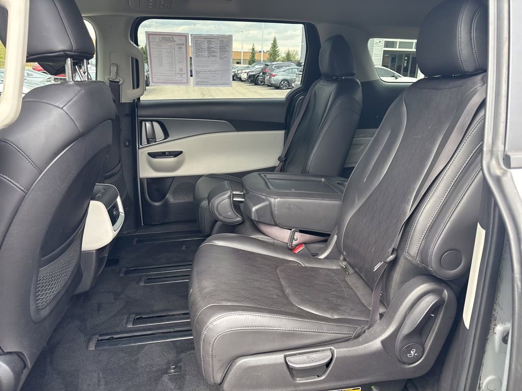 Used 2023 Kia Carnival LX FWD image 16