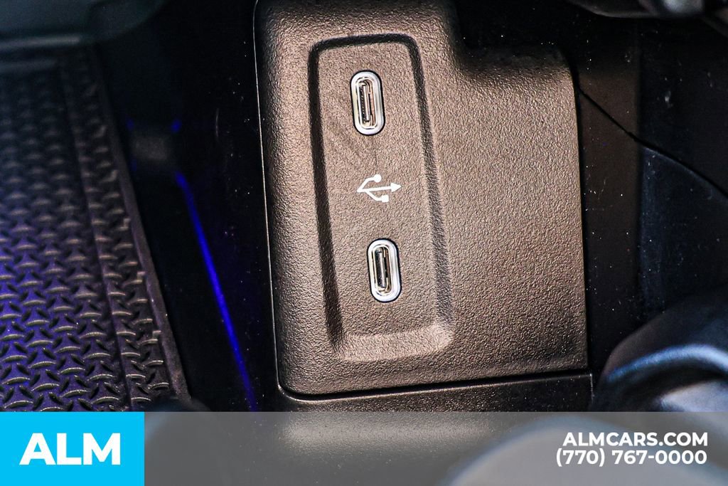 Used 2025 Mercedes-Benz GLC 300 4MATIC image 40