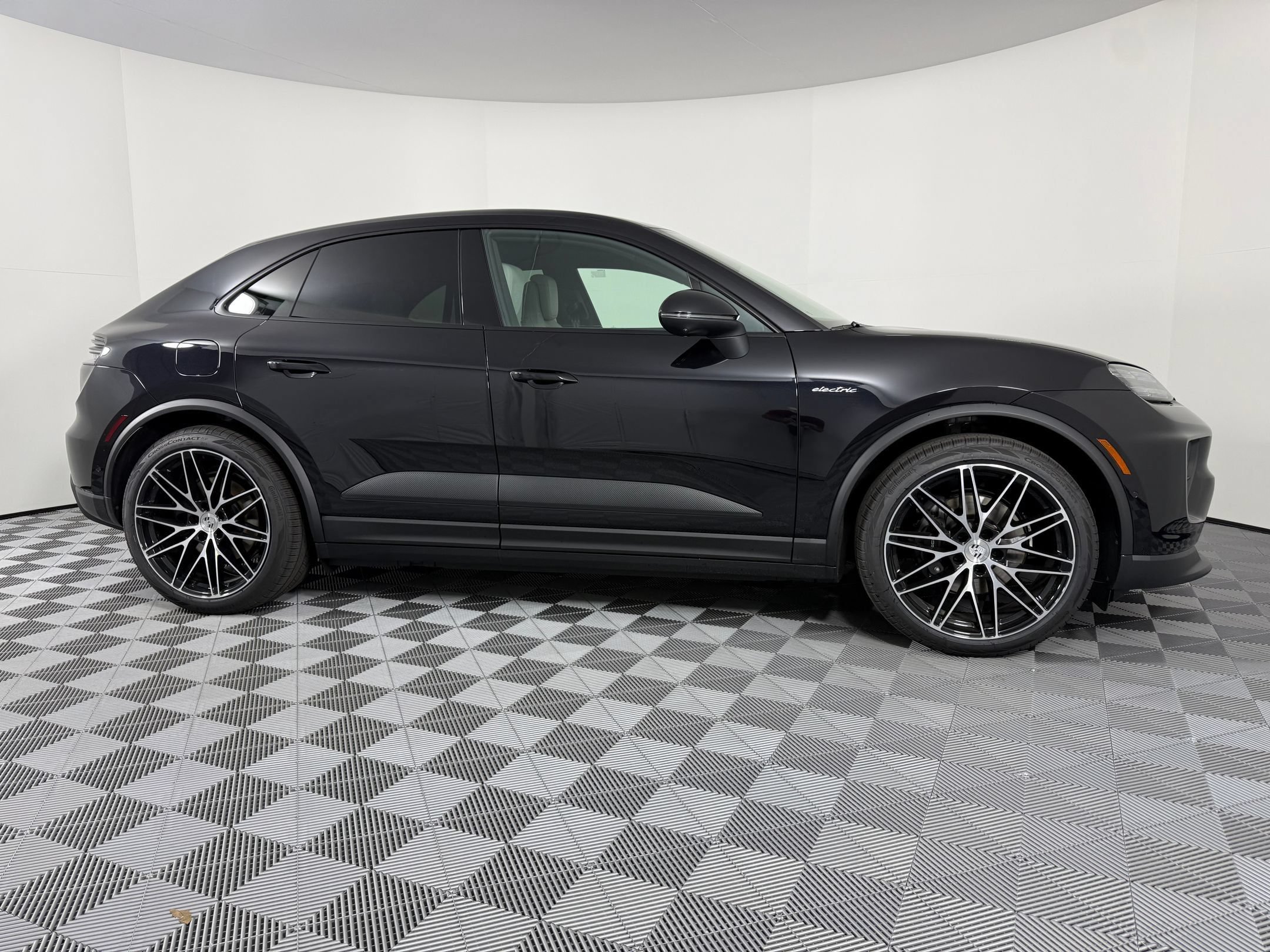 Certified 2026 Porsche Macan Electric RWD image 8