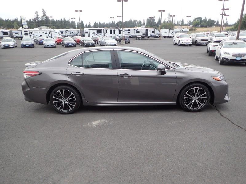 Used 2018 Toyota Camry SE w/ Moonroof Package FWD image 6