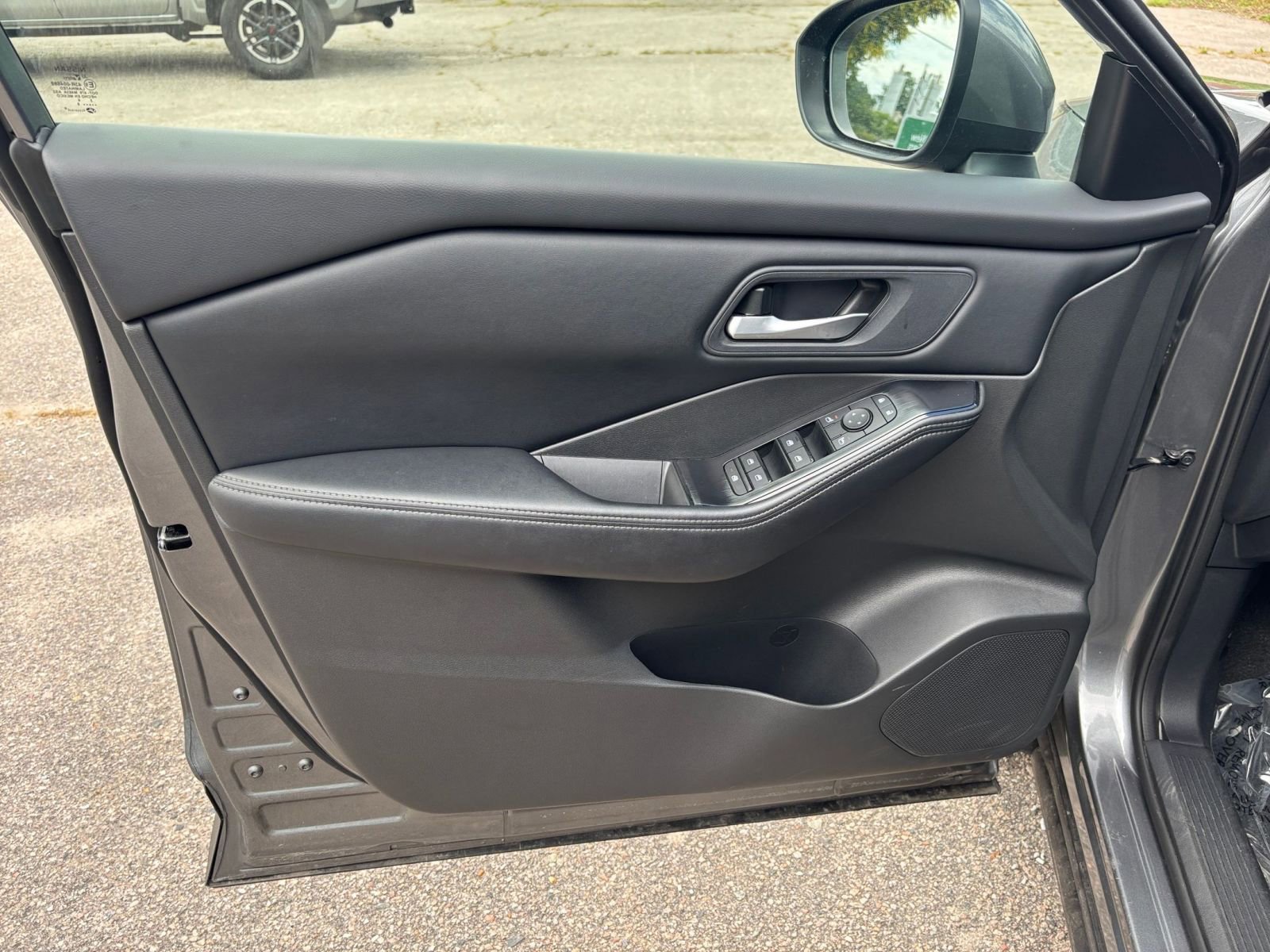 Used 2025 Nissan Rogue SV FWD image 18