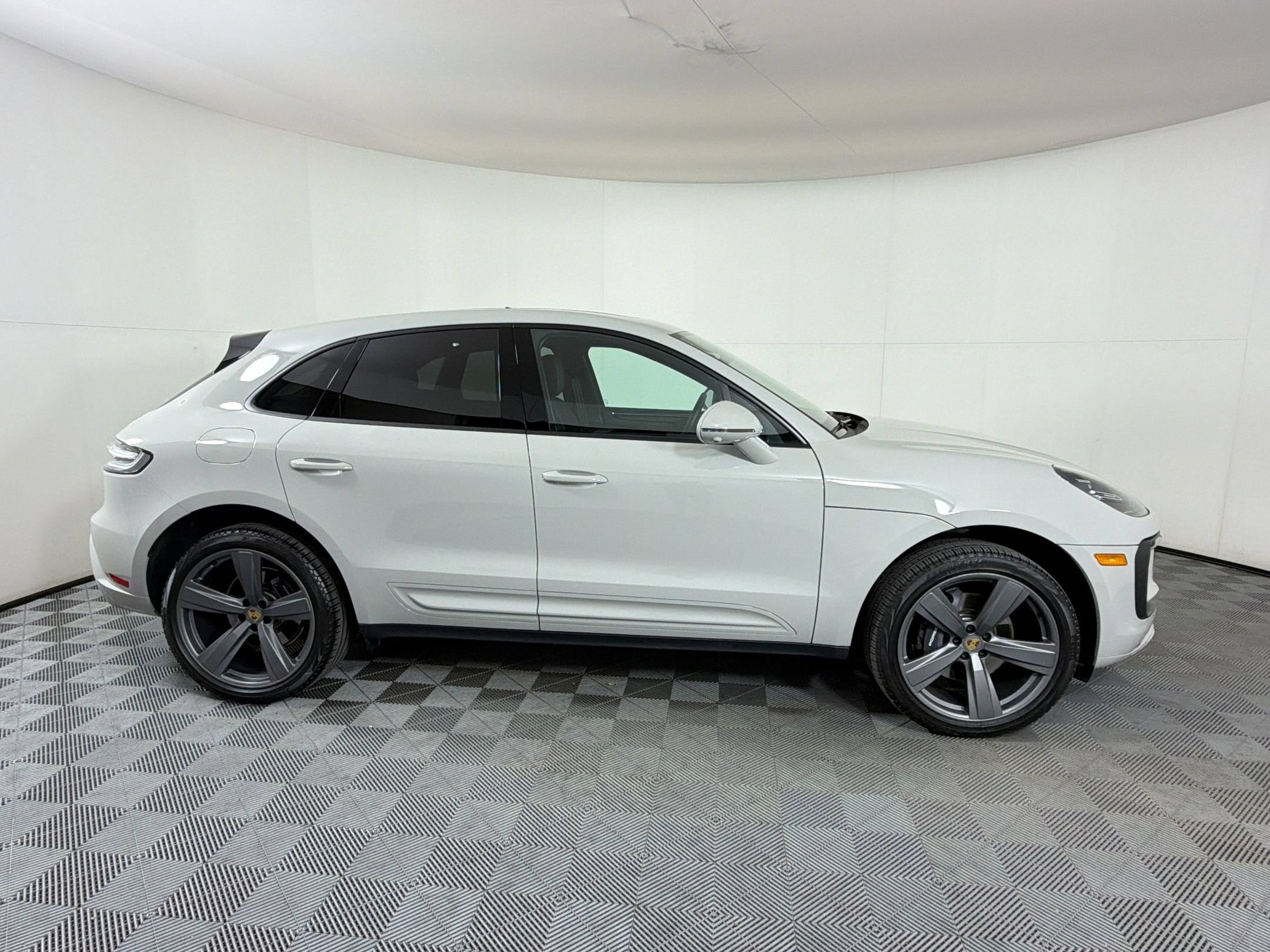 Certified 2025 Porsche Macan AWD/4WD image 9