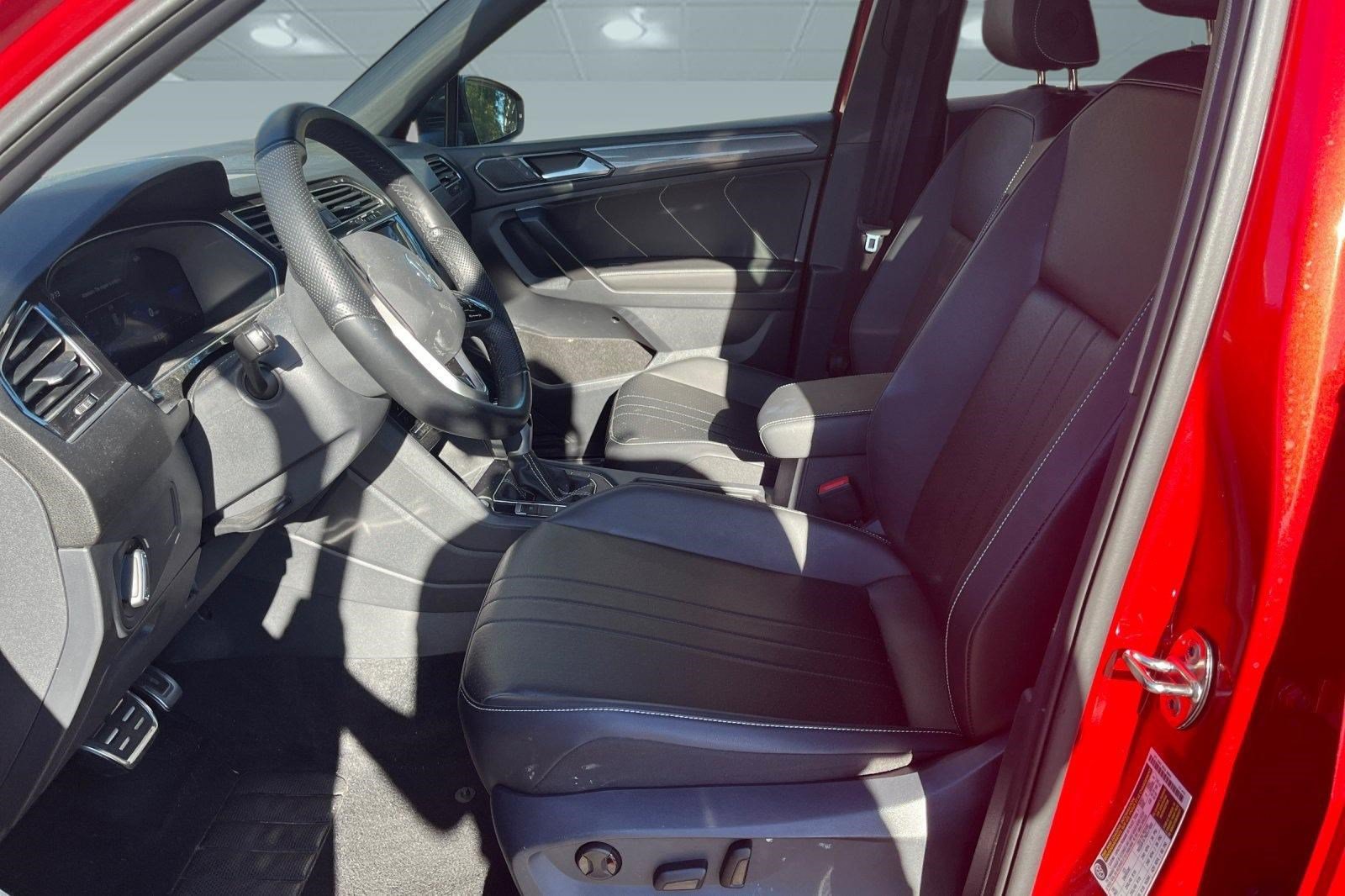 Used 2024 Volkswagen Tiguan SE R-Line FWD image 3