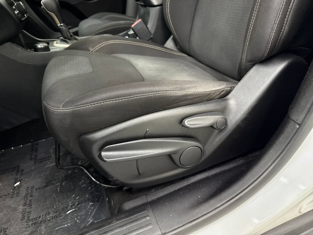Used 2015 Jeep Cherokee Latitude w/ Cold Weather Group AWD/4WD image 12