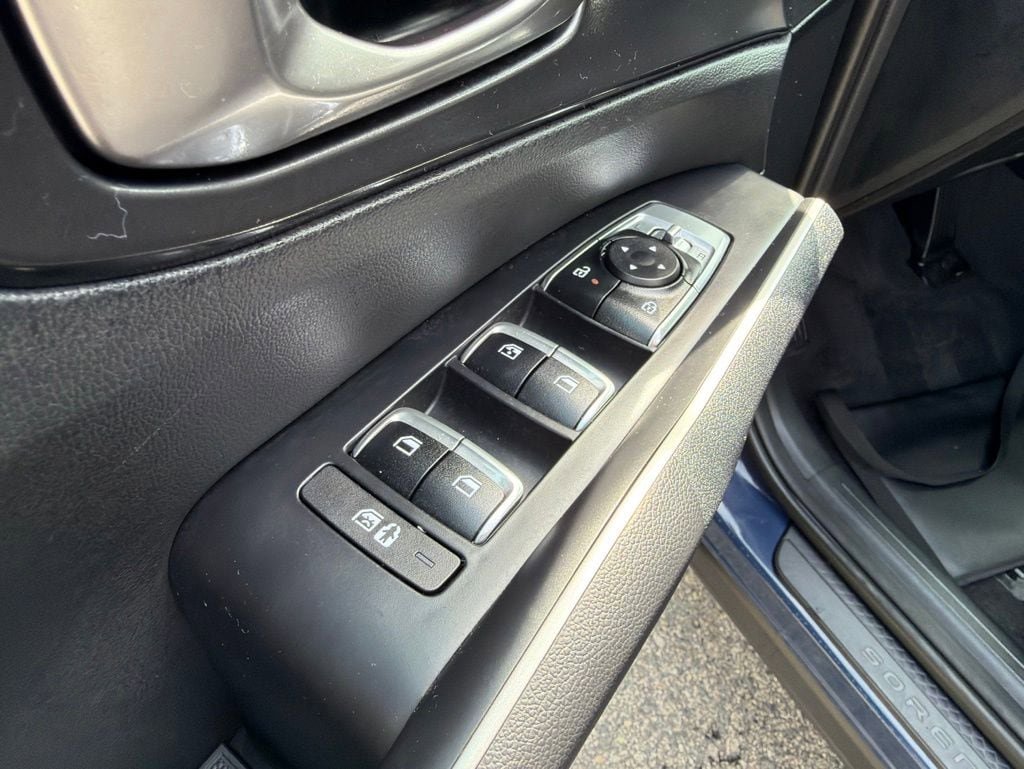 Used 2025 Kia Sorento EX w/ Panoramic Sunroof Package AWD/4WD image 13